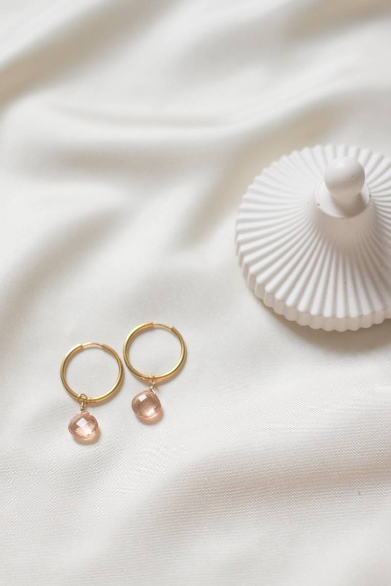 Daphne | Creolen Gold Mit Peach Anhängern in Tropfenform Vergoldeter Edelstahl Brautjungfer Geschenk Ohrringe Rosa Stein Daphne | Creolen Gold Mit Peach Anhängern in Tropfenform Vergoldeter Edelstahl Brautjungfer Geschenk Ohrringe Rosa Stein von HonorJewelry