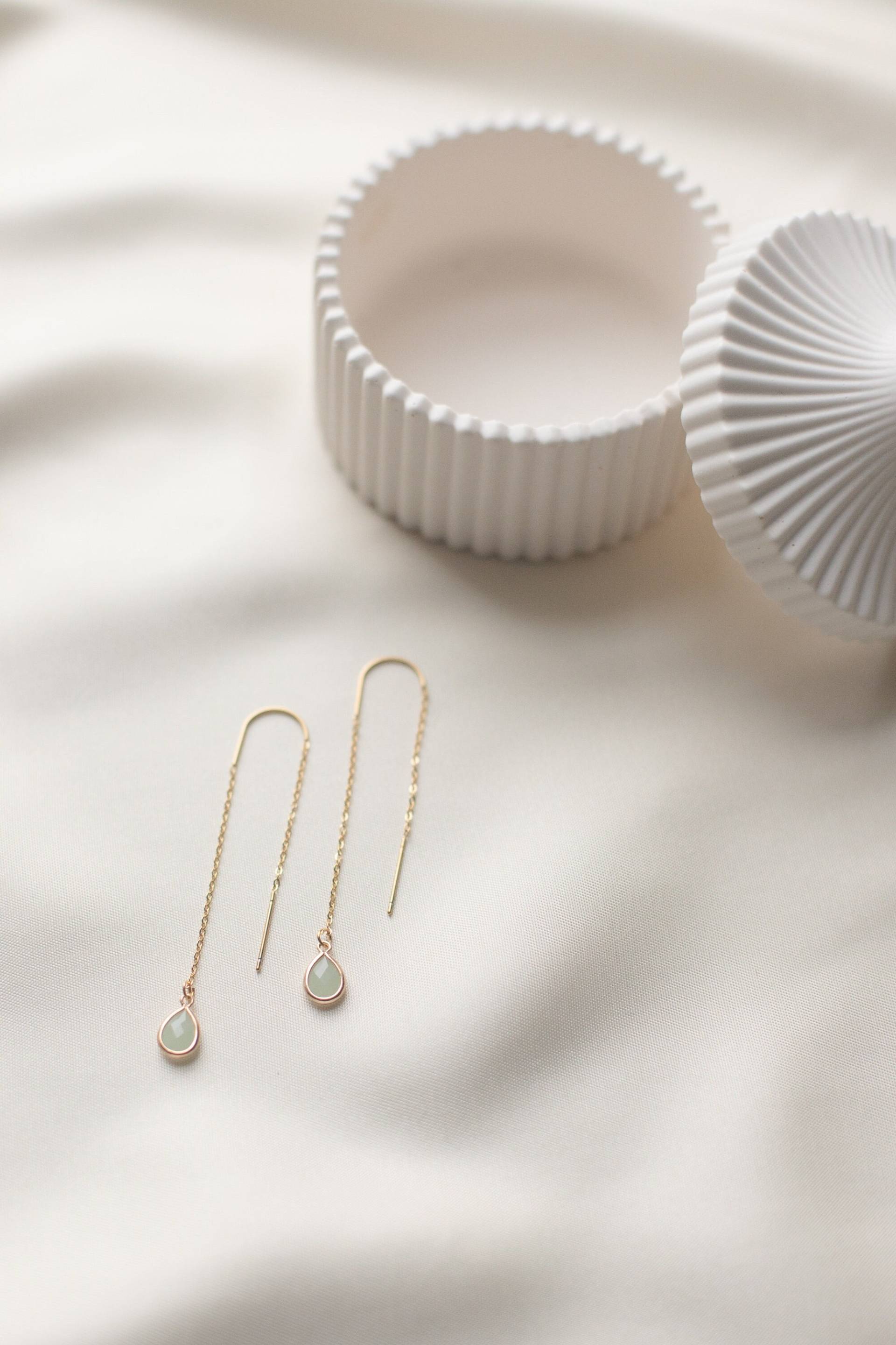 Jade | Fädelohrringe/Durchziehohrringe in Gold Mit Anhänger Tropfenform Einfädler Threader Jadegrün Aqua von HonorJewelry