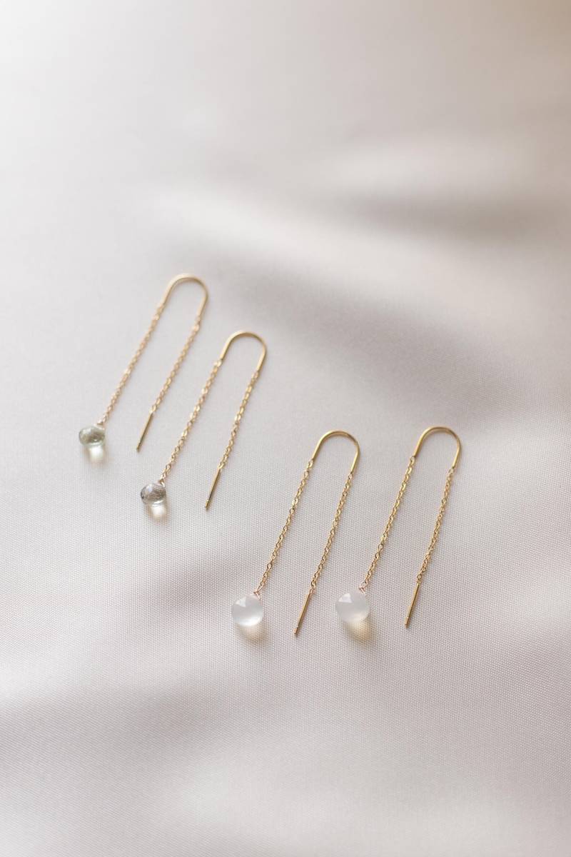 Joelia | Fädelohrringe Gold Mit Mondstein-Anhänger/Grünem Amethyst Tropfenform Durchziehohrringe Einfädler Threader Transparent Joelia | Fädelohrringe Gold Mit Mondstein-Anhänger/Grünem Amethyst Tropfenform Durchziehohrringe Einfädler Threader Transparent von HonorJewelry