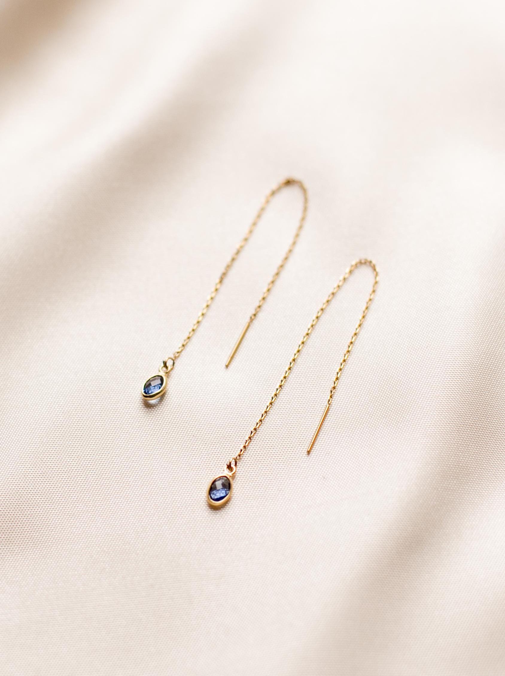 Lilian | Fädelohrringe Gold Mit Royalblauem Anhänger Durchziehohrringe Einfädler Threader Lilian | Fädelohrringe Gold Mit Royalblauem Anhänger Durchziehohrringe Einfädler Threader von HonorJewelry