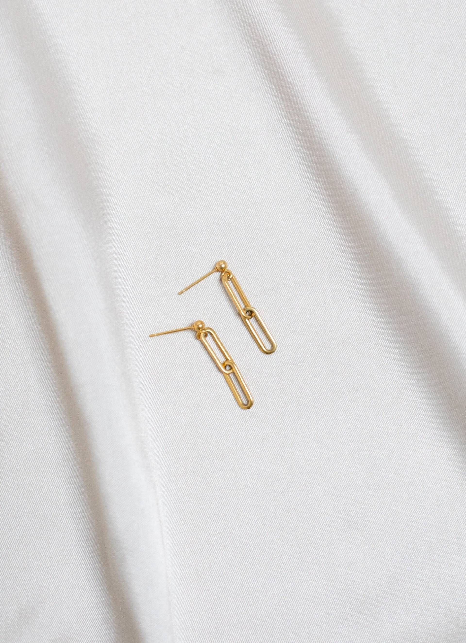 Linked | Kurze Hängeohrringe Aus Vergoldetem Edelstahl Hypoallergen Handgemacht Linked | Kurze Hängeohrringe Aus Vergoldetem Edelstahl Hypoallergen Handgemacht von HonorJewelry