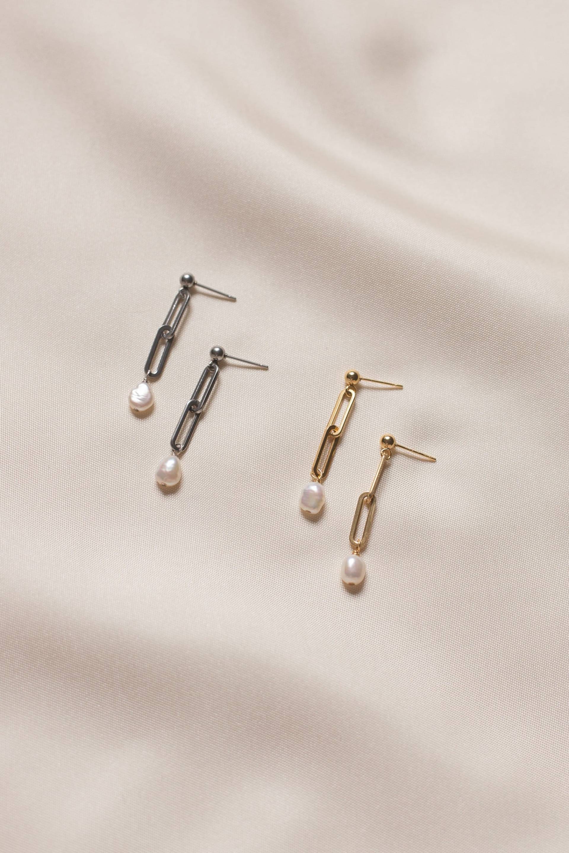 Linked Pearl | Kurze Hängeohrringe Aus Vergoldetem Edelstahl Mit Perle Hypoallergen Handgemacht von HonorJewelry