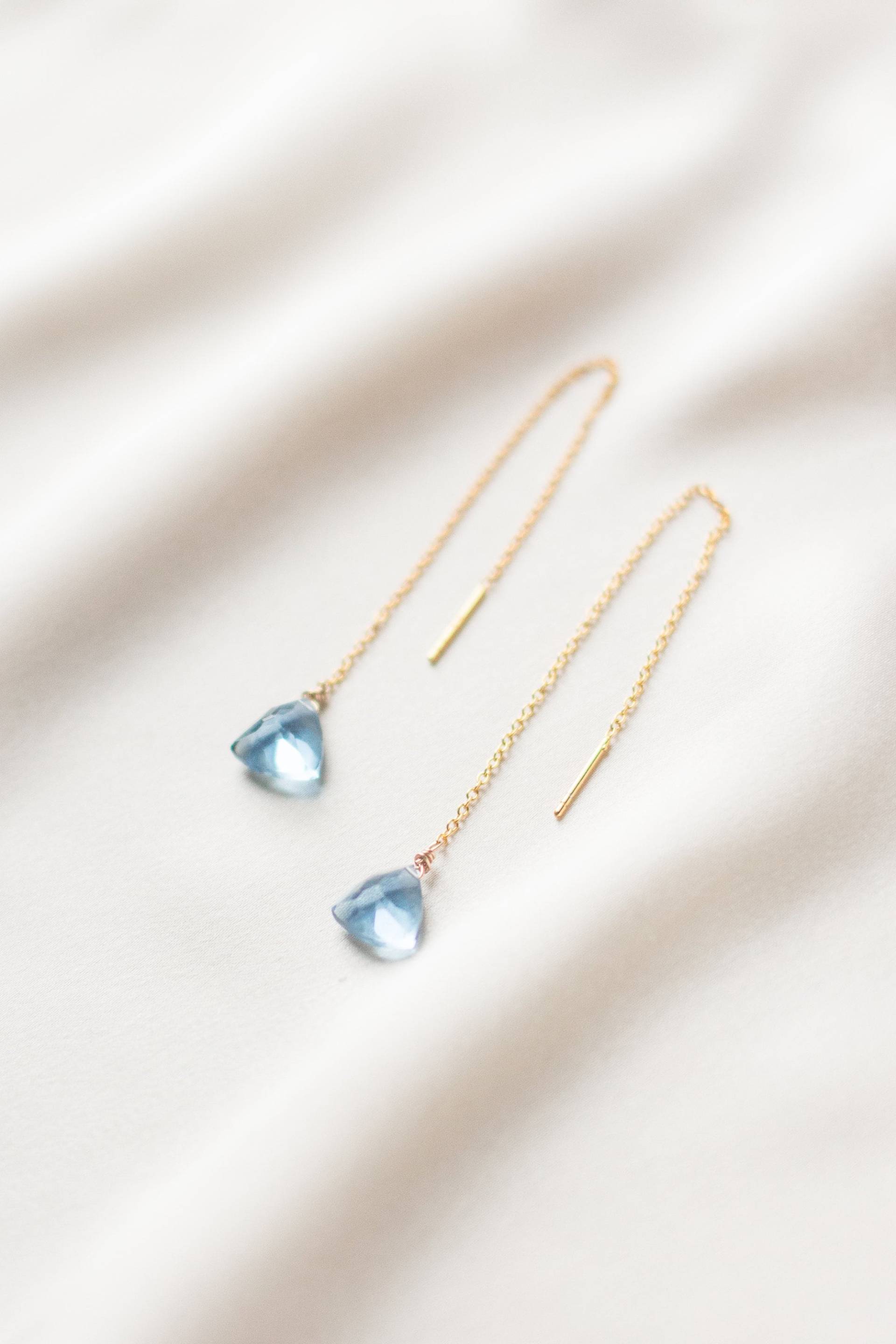 Trinity | Fädelohrringe/Durchziehohrringe in Gold+Blau Mit Dreieckigem Anhänger 925 Sterling Silber Einfädler Brautjungfer Trinity | Fädelohrringe/Durchziehohrringe in Gold+Blau Mit Dreieckigem Anhänger 925 Sterling Silber Einfädler Brautjungfer von HonorJewelry