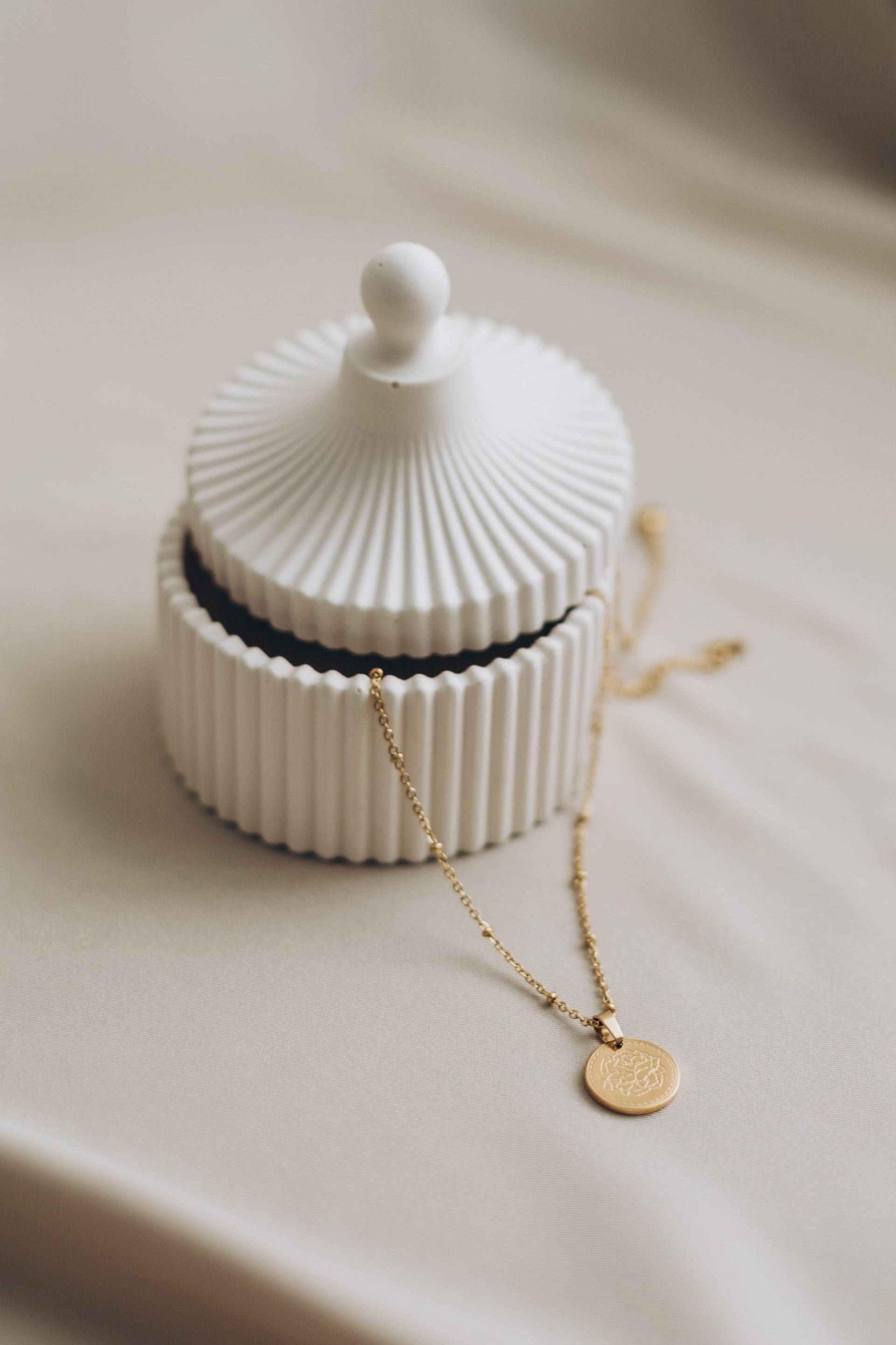Peony | Kette Mit Pfingstrosen-Anhänger Vergoldeter Edelstahl Layering Bleibt Lange Schön| Münzanhänger Farbe Gold von HonorJewelry
