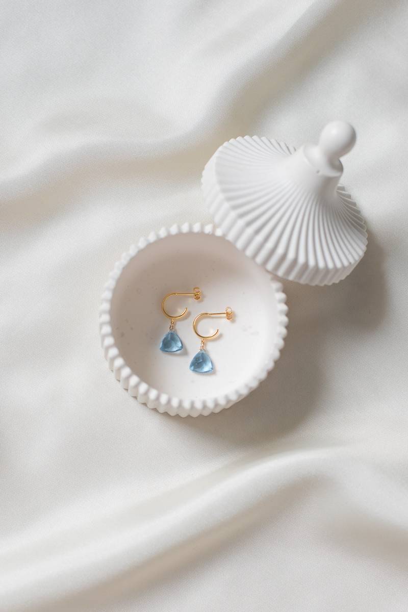 Trinity | Creolen in Gold Mit Anhänger Tropfenform 925 Sterling Silber Brautjungfer Geschenk Ohrringe Blauem Stein Trinity | Creolen in Gold Mit Anhänger Tropfenform 925 Sterling Silber Brautjungfer Geschenk Ohrringe Blauem Stein von HonorJewelry