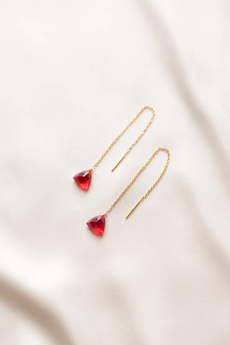 Trinity | Fädelohrringe/Durchziehohrringe in Gold+Rot Mit Dreieckigem Anhänger 925 Sterling Silber Einfädler Brautjungfer von HonorJewelry