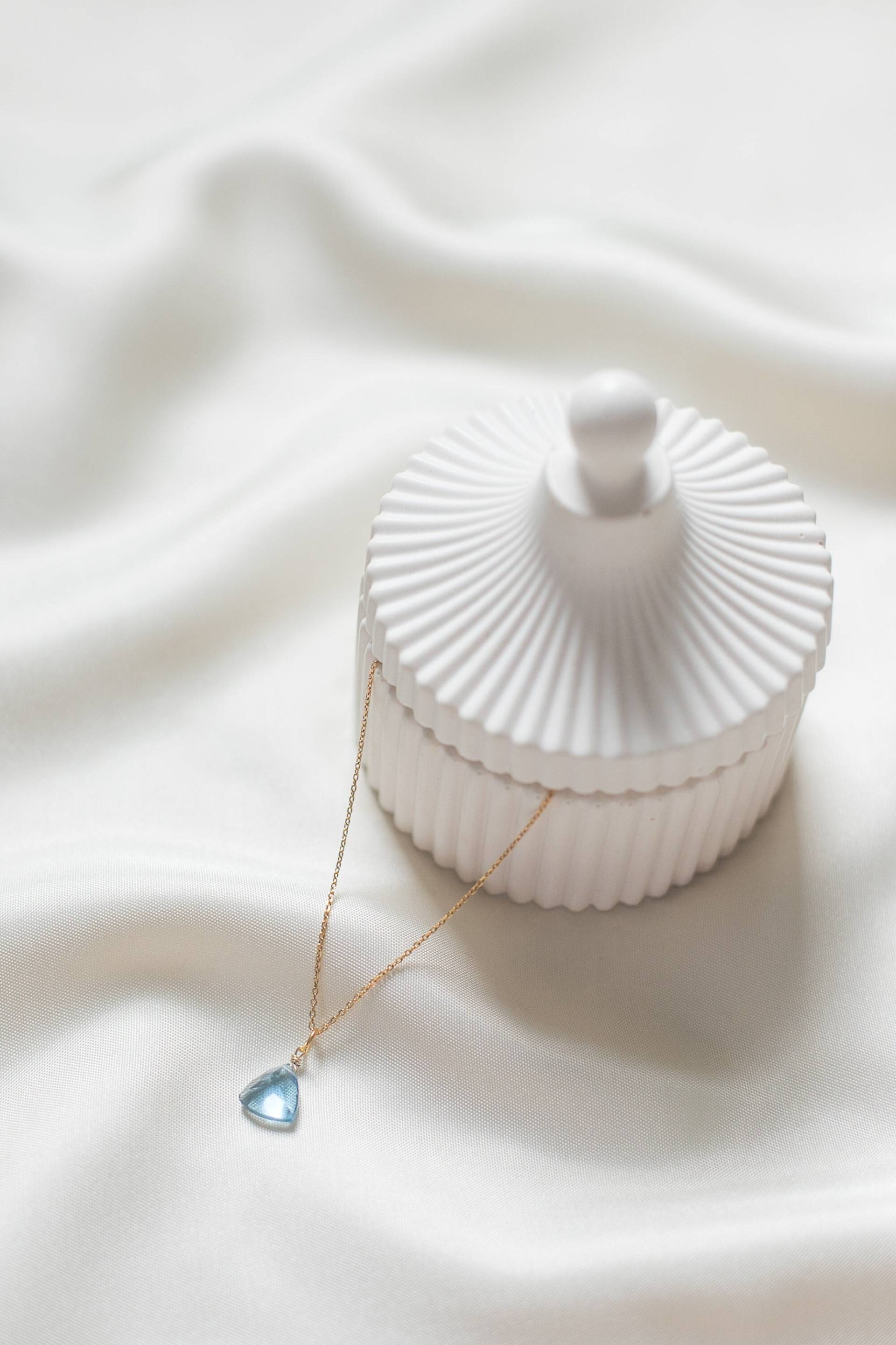 Trinity | Feine Kette Aus Silber Mit Anhänger London Blue Quarz von HonorJewelry