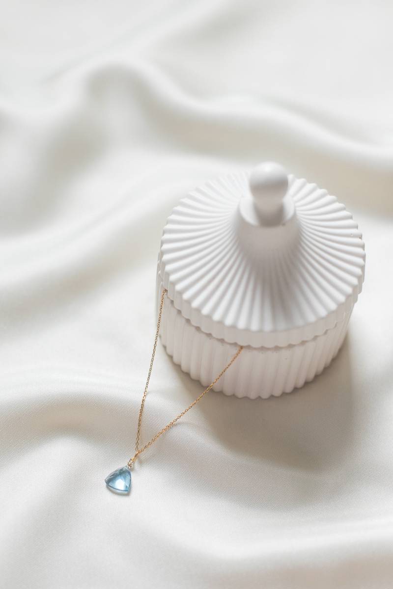 Trinity | Feine Kette Aus Silber Mit Anhänger London Blue Quarz Trinity | Feine Kette Aus Silber Mit Anhänger London Blue Quarz von HonorJewelry