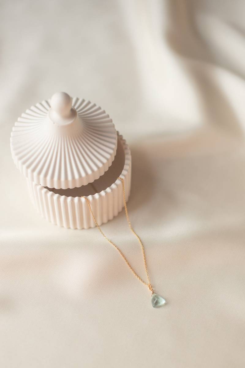 Trinity | Feine Kette Aus Silber Mit Tropfen-Anhänger Grünem Amethyst von HonorJewelry