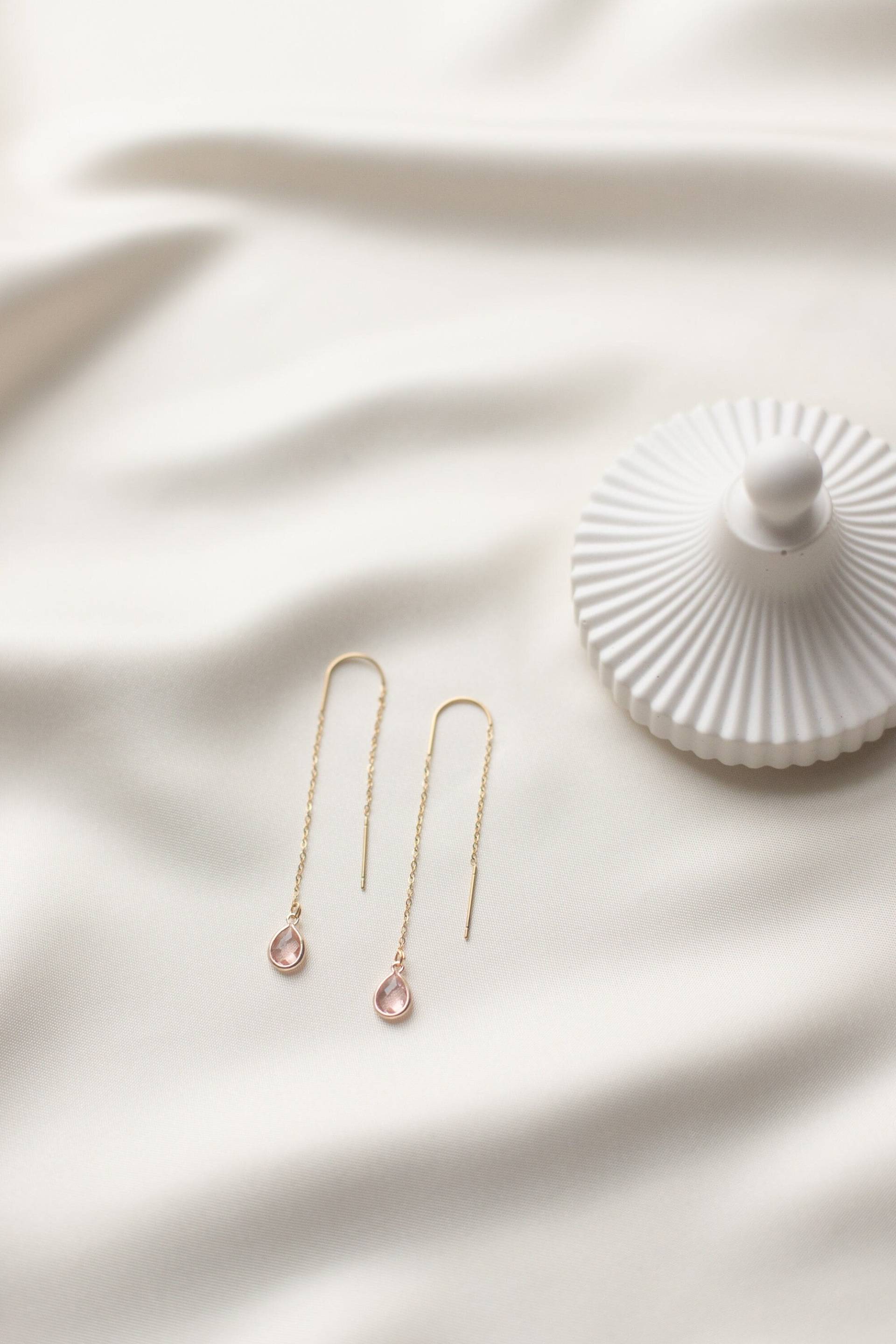 stella | Fädelohrringe/Durchziehohrringe in Gold Mit Anhänger Tropfenform Einfädler Threader Rosa von HonorJewelry
