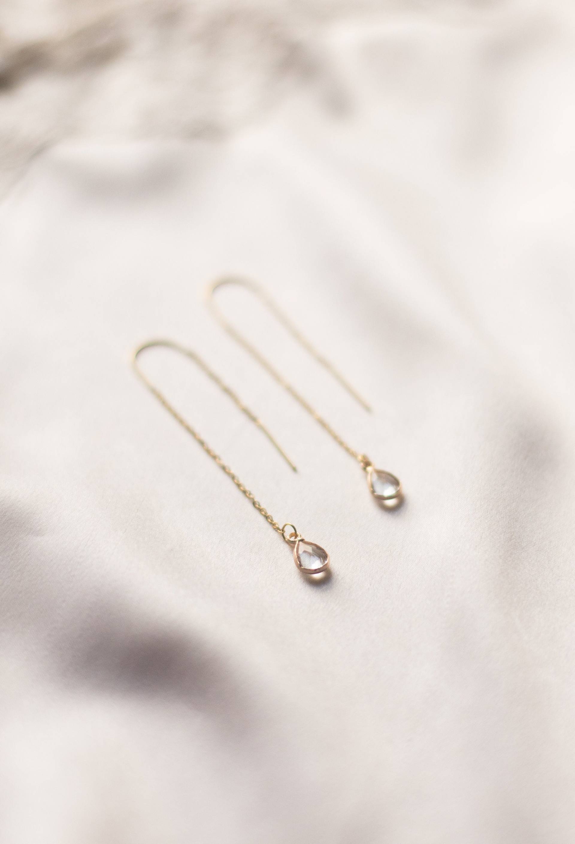 stella | Fädelohrringe/Durchziehohrringe in Gold Mit Anhänger Tropfenform Einfädler Threader Transparent Tropfen von HonorJewelry