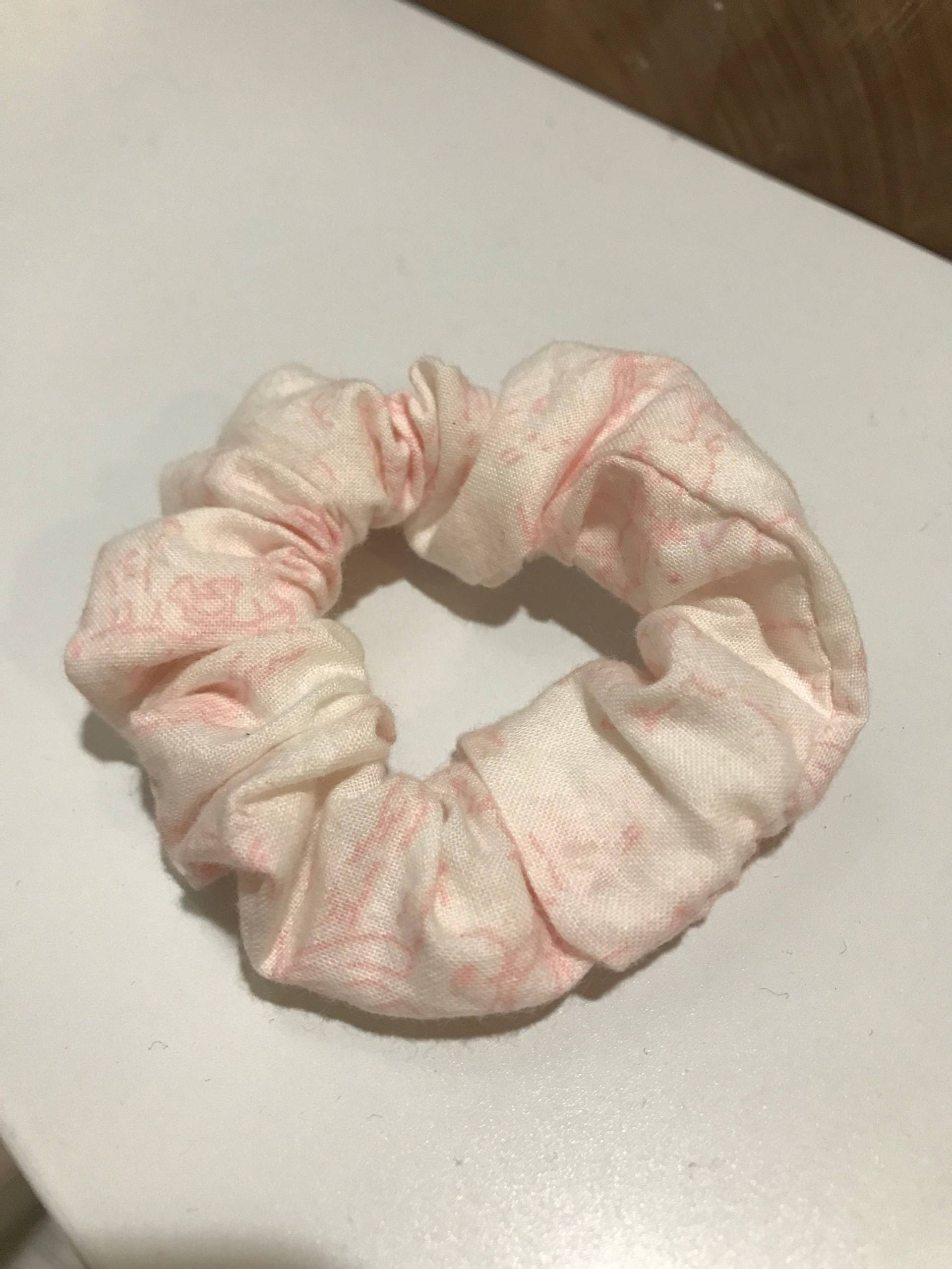 Rosa Und Weiße Angel Scrunchie Rosa Und Weiße Angel Scrunchie von HonuaAccessories