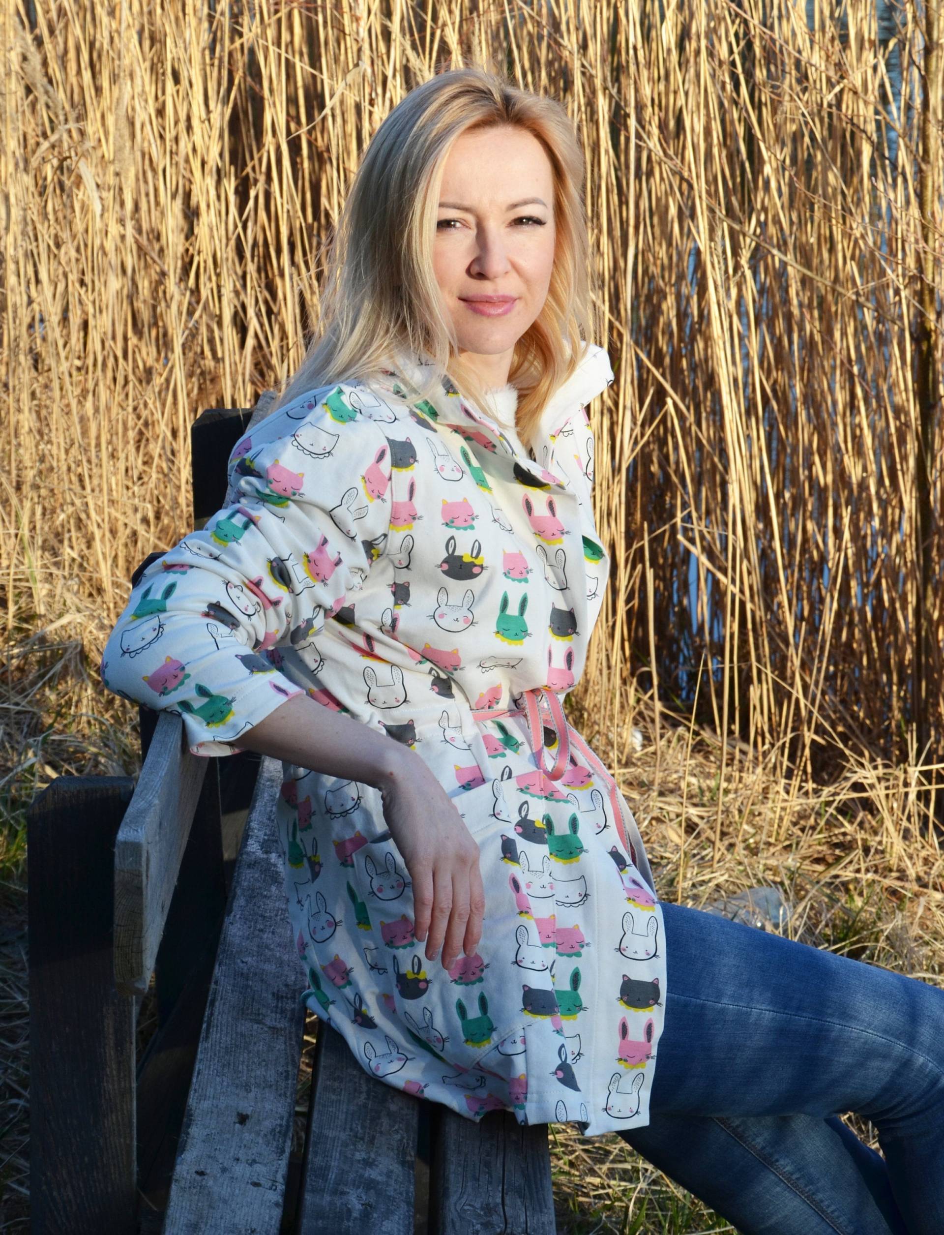Langer Hoodie Mit Taillenanpassung, Bunter Druck Und Schutz Vor Kälte - Ideal Für Das Ganze Jahr Langer Hoodie Mit Taillenanpassung, Bunter Druck Und Schutz Vor Kälte - Ideal Für Das Ganze Jahr von HoodedFashion