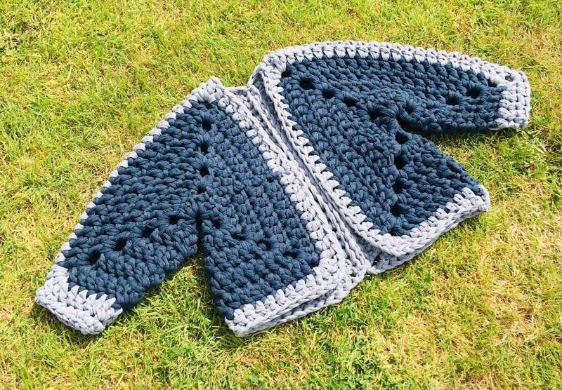 Marine & Grau Gehäkelte Strickjacke von HookCrochet