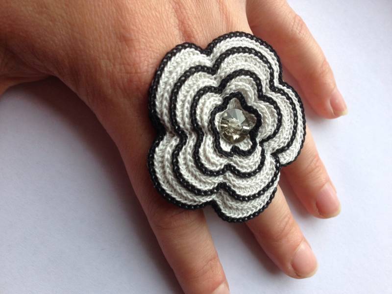 Monochrome Häkeln Rose Aussagering in Silber & Schwarz von HookCrochet