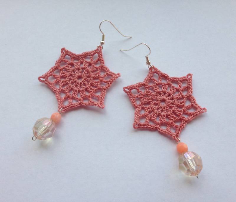 Spitzen-Schneeflocke-Ohrringe in Rosa Oder Dunkelblau Mit Tropfen Perlen von HookCrochet