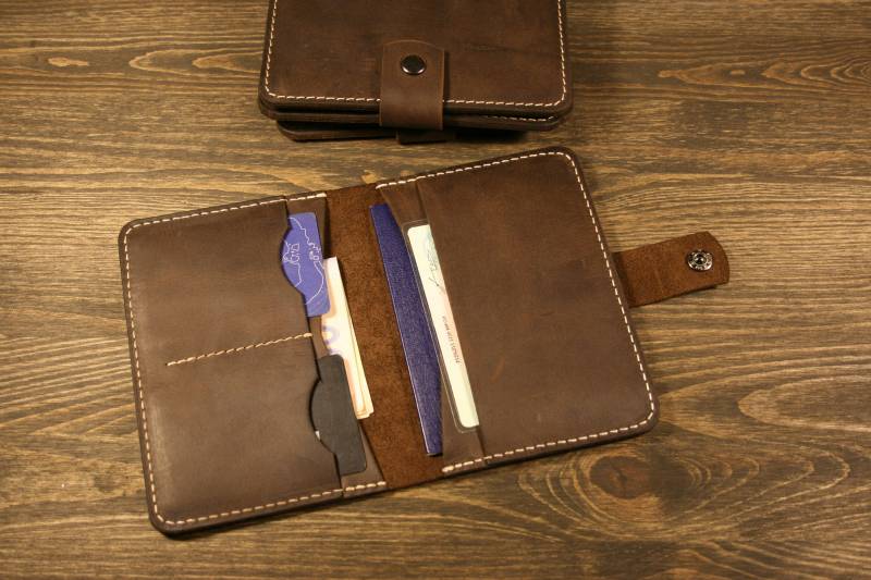 Handgefertigte Crazy Horse Passport Brieftasche Aus Leder Personalisiertes Reisegeschenk von HookahLeather