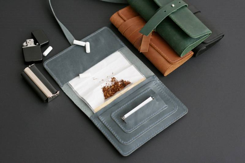 Handgefertigte Leder Tabaktasche Drehbare Tabaktasche Mit Gravur von HookahLeather