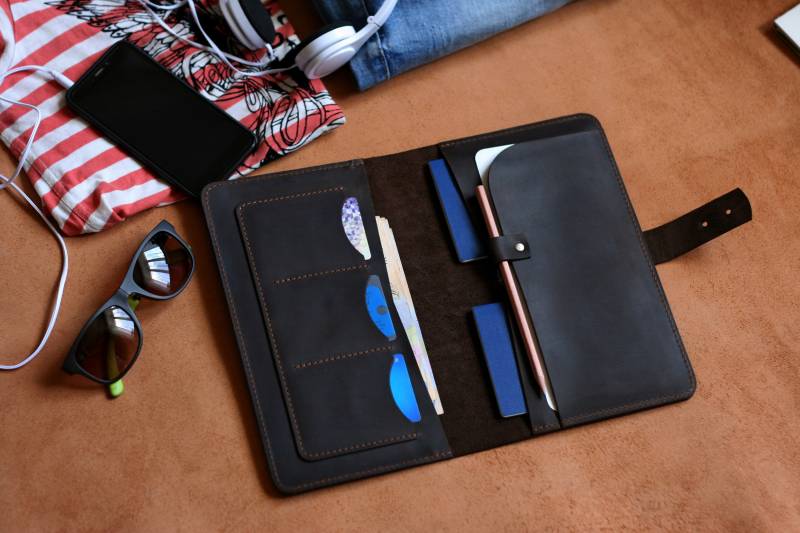 Personalisierte Leder Reisebrieftasche Familienpassport Organizer von HookahLeather