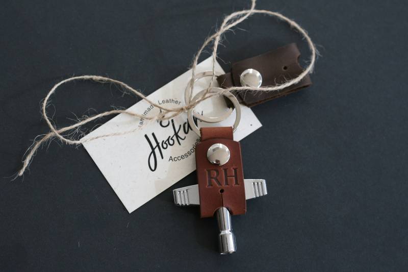 Personalisierter Trommel Schlüsselanhänger Aus Leder Handgemachtes Musiker Geschenk von HookahLeather