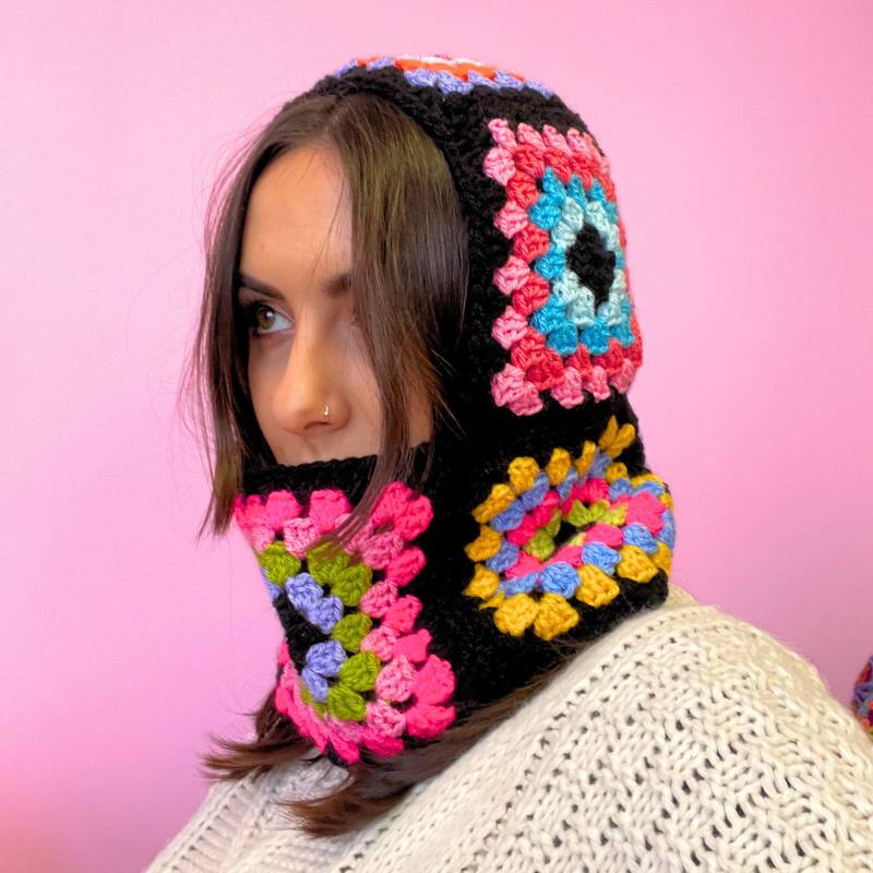 Handgemachte Gehäkelte Balaclava Schwarz Mit Regenbogen-Quadraten Handgemachte Gehäkelte Balaclava Schwarz Mit Regenbogen-Quadraten von HookedByLouShop