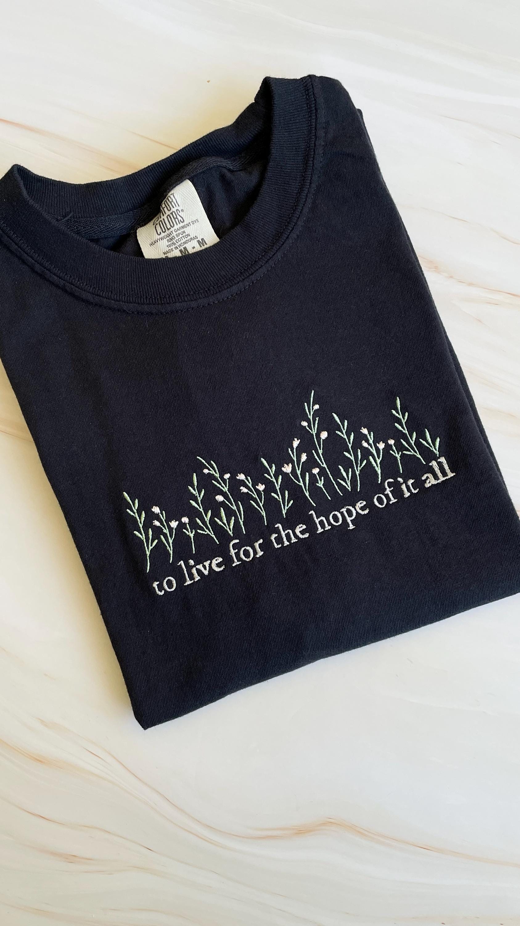 Hope Of It All Besticktes Schwarzes T-Shirt, Rundhalsausschnitt Oder Hoodie Hope Of It All Besticktes Schwarzes T-Shirt, Rundhalsausschnitt Oder Hoodie von HookedStitchCo
