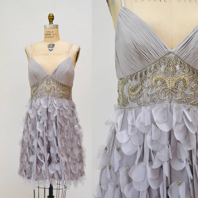 2000Er Jahre Y2K Vintage Seide Perlen Trägerkleid Graues Seidenkleid Mittel Groß Sue Wong Nocturne Hochzeit Kleid Grau Silber von Hookedonhoney