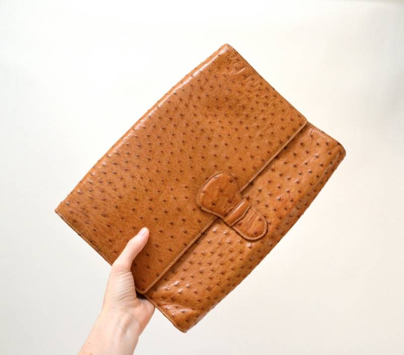 70Er 80Er Jahre Vintage Braun Bräune Leder Clutch Geldbörse Handtasche Aus Straußenleder Von Donna Elissa Für Saks Fifth Avenue Made in Italy Tasche von Hookedonhoney