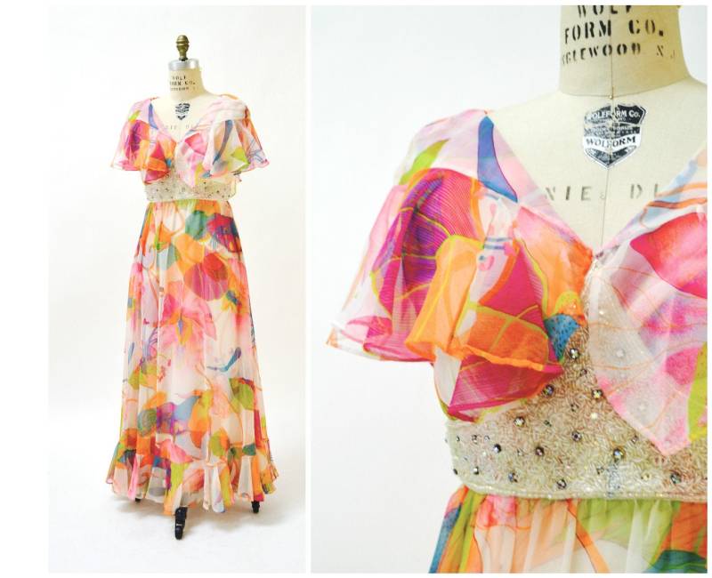 70Er Jahre Vintage Blumen Print Kleid Perlen Strass Rüschen Chiffon Caplet Small Medium Jack Bryan// Blumendruck Maxi von Hookedonhoney