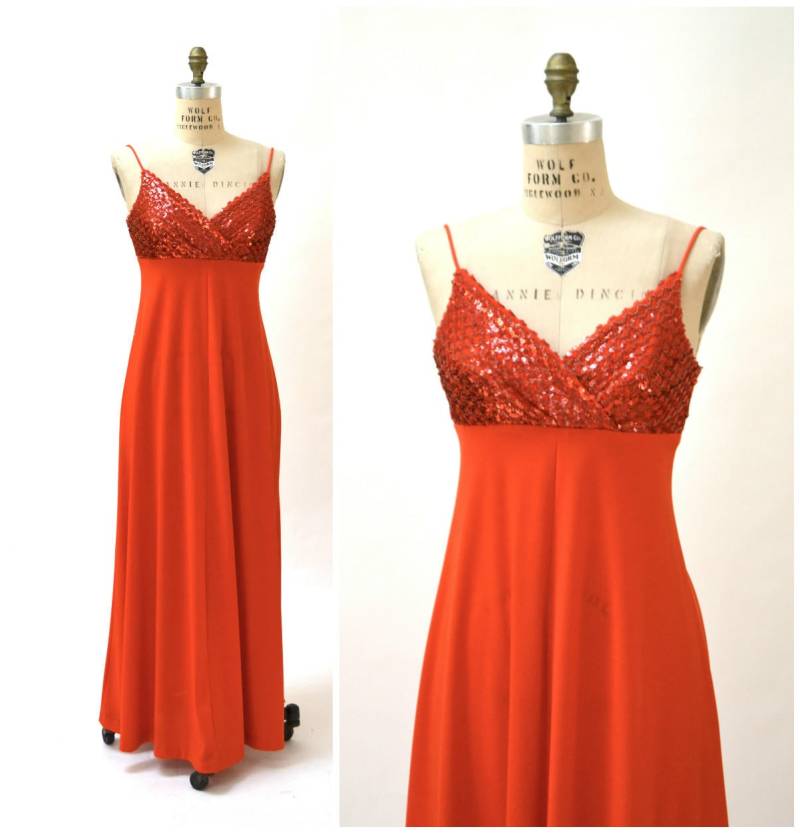 70Er Jahre Vintage Rotes Pailletten Trägerkleid Klein// Party Abendkleid Kleines Langes Kleid Disco Kostüm von Hookedonhoney