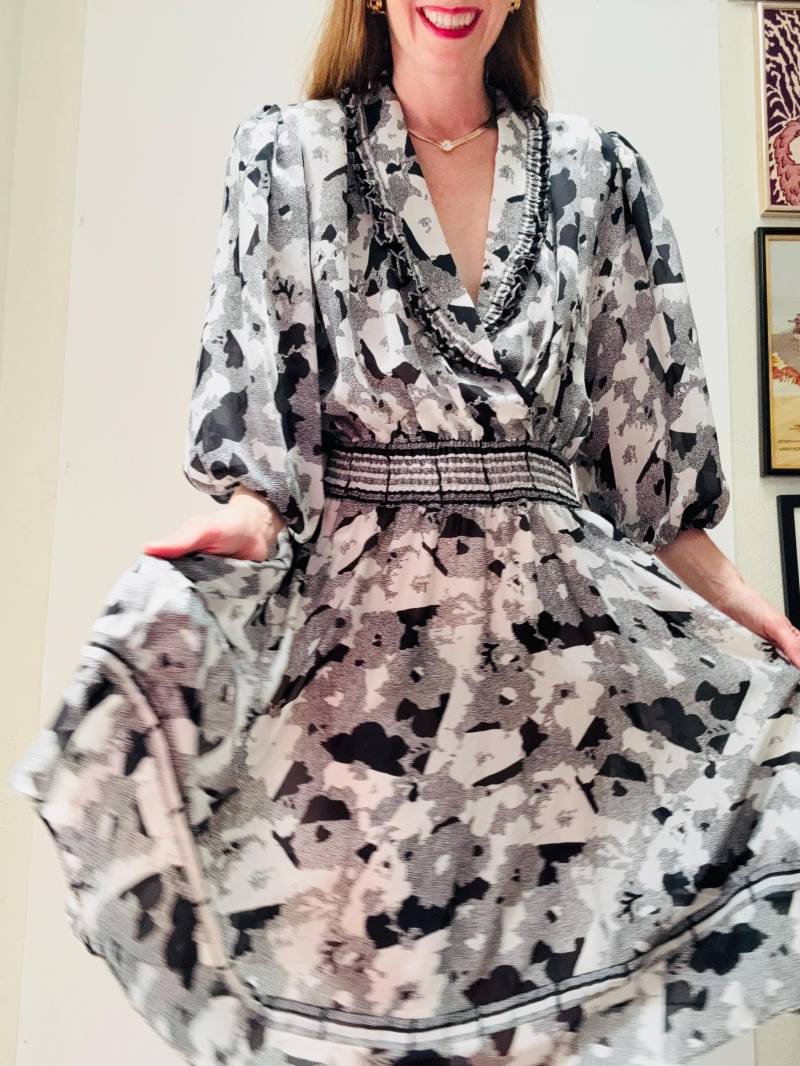 80Er Party Rüschen Kleid Schwarz Weiß Blumen Print Bauern Mittleres Diane Freis Inspiriertes 90Er Sommer von Hookedonhoney