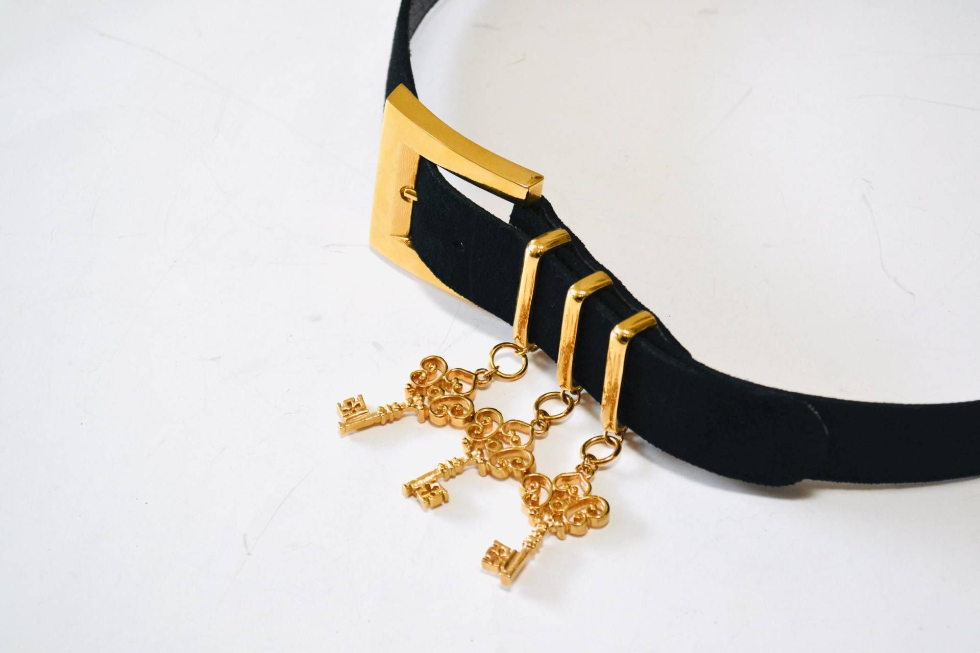 90Er Vintage Gold Schlüssel Charm Schwarzer Ledergürtel St John Hochzeit Jahre Mit Schlüsseln Small Medium Schwarz Designer Gürtel 90Er Vintage Gold Schlüssel Charm Schwarzer Ledergürtel St John Hochzeit Jahre Mit Schlüsseln Small Medium Schwarz Designer Gürtel von Hookedonhoney
