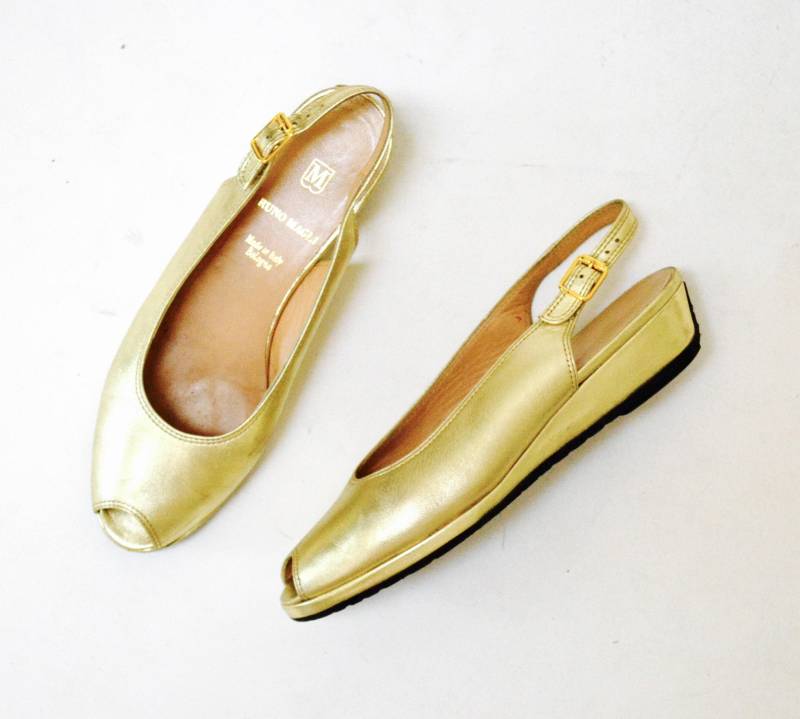 Vintage Gold Metallic Leder Sandalen Slip On Heels Schuhe 6 1/2 Bruno Magli Made in Italy // Peep Toe Sling Backs Wedge von Hookedonhoney