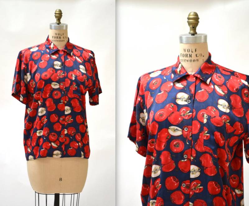 Vintage Nicole Miller Seide Shirt Größe Mittel Groß Mit Obst Print Äpfel Obstgarten Herren Damen Small Medium Rot Und Blau von Hookedonhoney