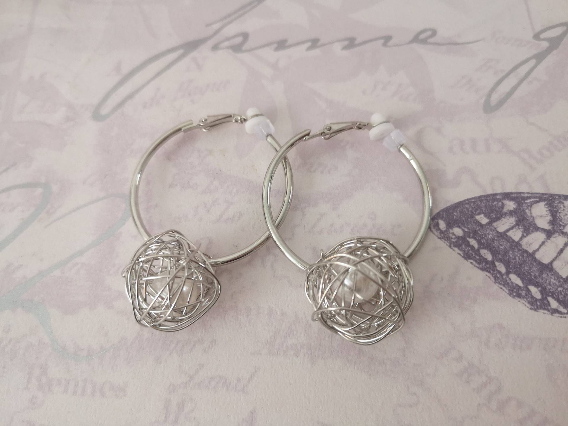 Schöne Kleine Silber Metall Creolen Mit Draht Gewickelt Kunstperle Detail - Clip On Oder Durchbohrte Optionen Braut Ohrringe von HoopaholicsUK