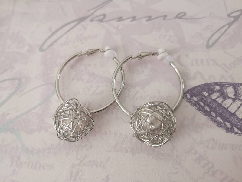 Schöne Kleine Silber Metall Creolen Mit Draht Gewickelt Kunstperle Detail - Clip On Oder Durchbohrte Optionen Braut Ohrringe von HoopaholicsUK