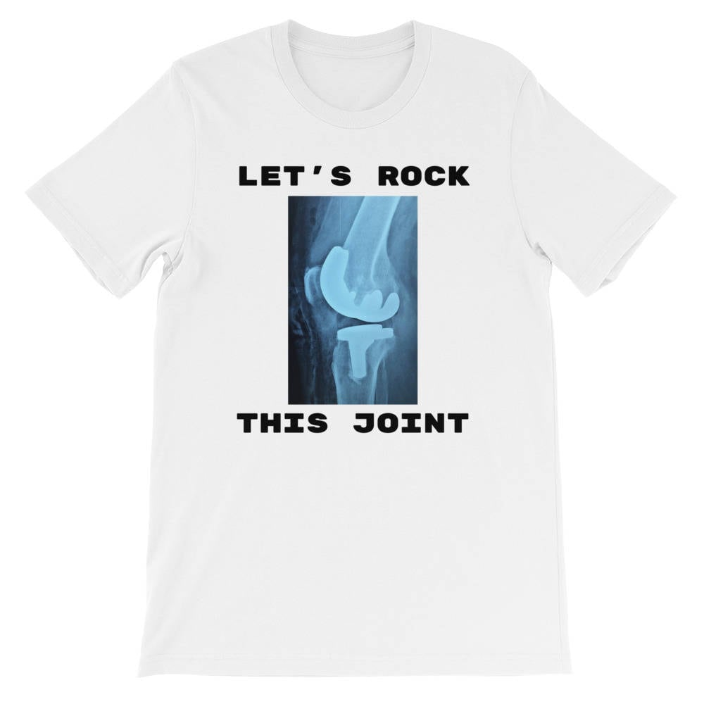 Knieersatz Operation Geschenk Lustiges Kurzärmeliges Unisex T-Shirt Knieersatz Operation Geschenk Lustiges Kurzärmeliges Unisex T-Shirt von HoopladaShop