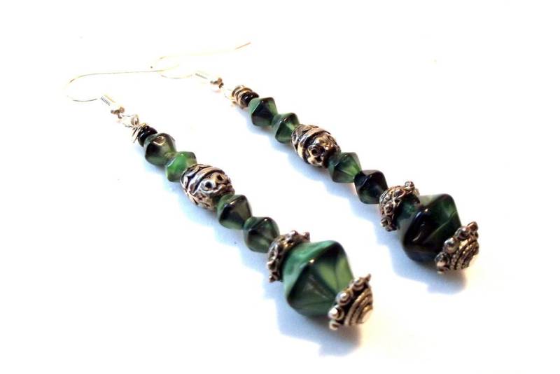 Handgefertigt Schmuck Dunkelgrün & Silber Perle Romanisch Baumeln Ohrringe von HoopsandDangles