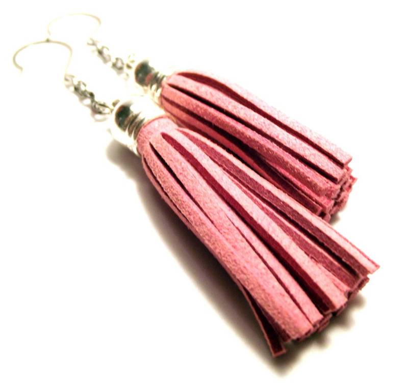 Handgefertigter Modeschmuck Braun Grau Grün Pink Leder Quasten Ohrringe von HoopsandDangles