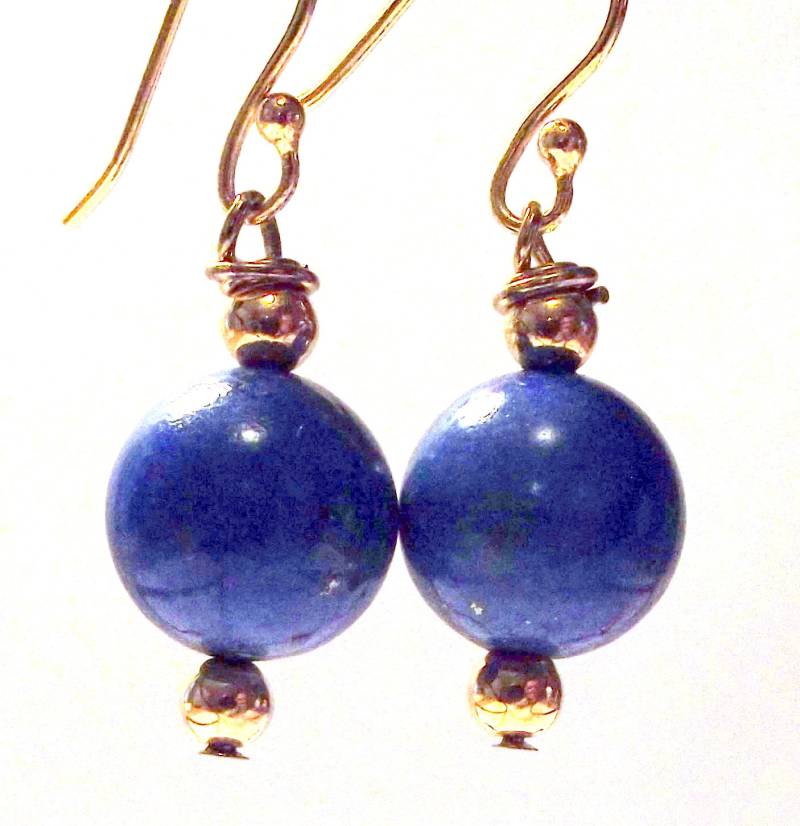 Handgefertigter Schmuck Blauer Lapis Edelstein Und Messing Perlendraht Gewickelt Ohrhänger von HoopsandDangles