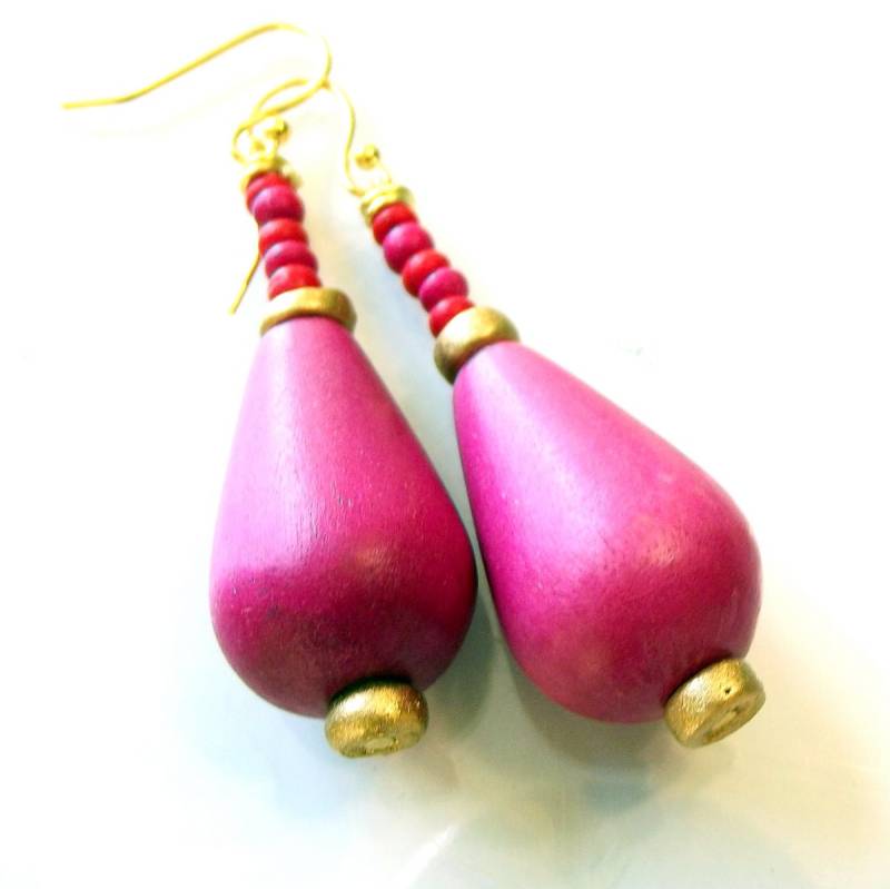 Handgemachte Fuchsia Und Rote Holzperlen Statement Ohrringe von HoopsandDangles