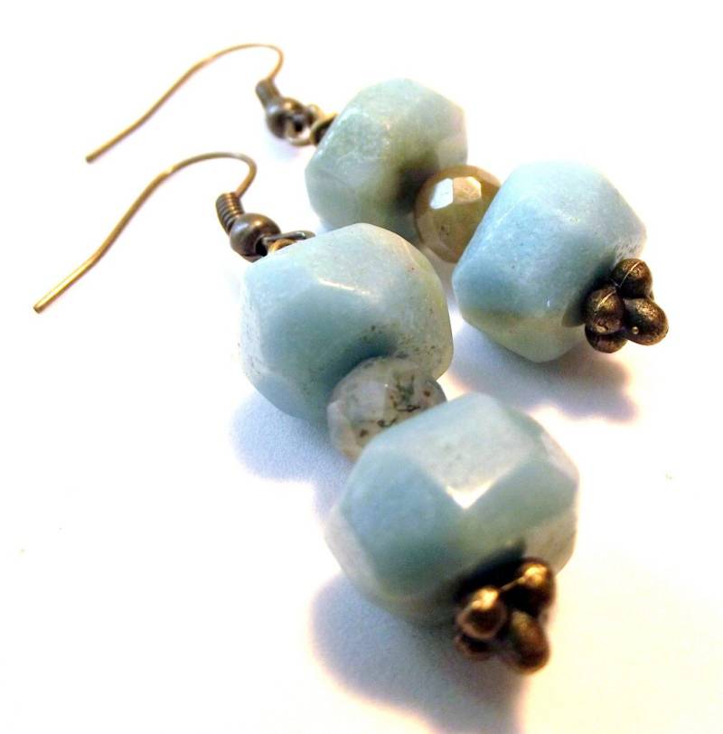 Handgemachte Schmuck Grün Achat Und Smaragd Baumeln Tropfen Ohrringe von HoopsandDangles