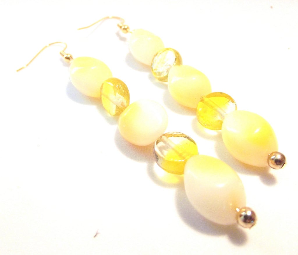 Handgemachter Schmuck Gelb Weiß Kunst Glas & Vintage Kunststoff Perle Lange Ohrhänger von HoopsandDangles