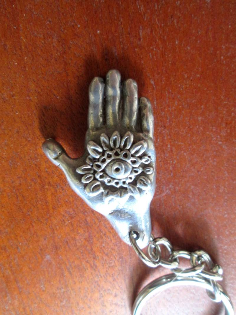 Drittes Auge in Der Hand. Hamsa-Isch. Zinn Bob Am Schlüsselbund Drittes Auge in Der Hand. Hamsa-Isch. Zinn Bob Am Schlüsselbund von HoorahUSA