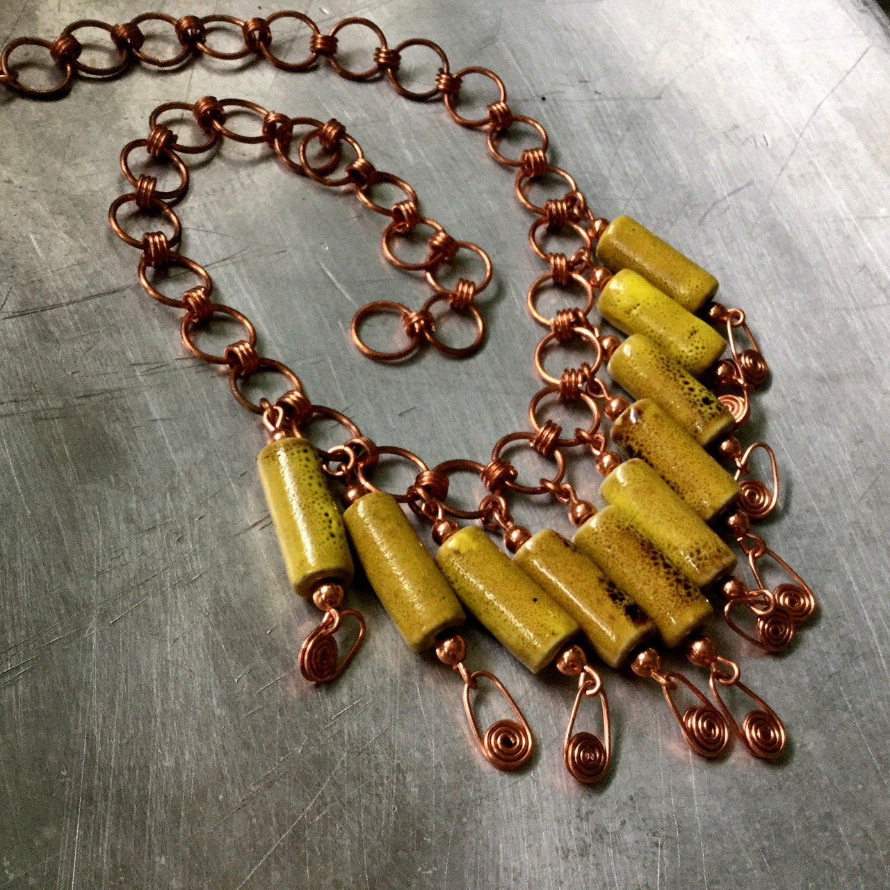 Gliederkette in Kupfer Mit Spiralen Und Fransen Aus Hellgrüner Keramik von HoorahUSA