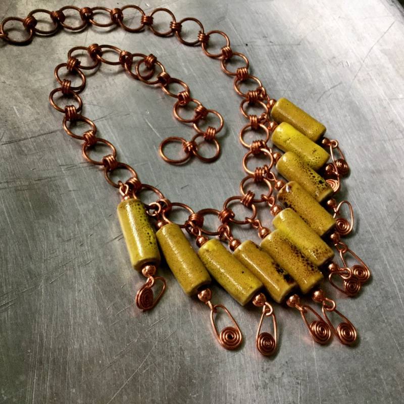 Gliederkette in Kupfer Mit Spiralen Und Fransen Aus Hellgrüner Keramik Gliederkette in Kupfer Mit Spiralen Und Fransen Aus Hellgrüner Keramik von HoorahUSA