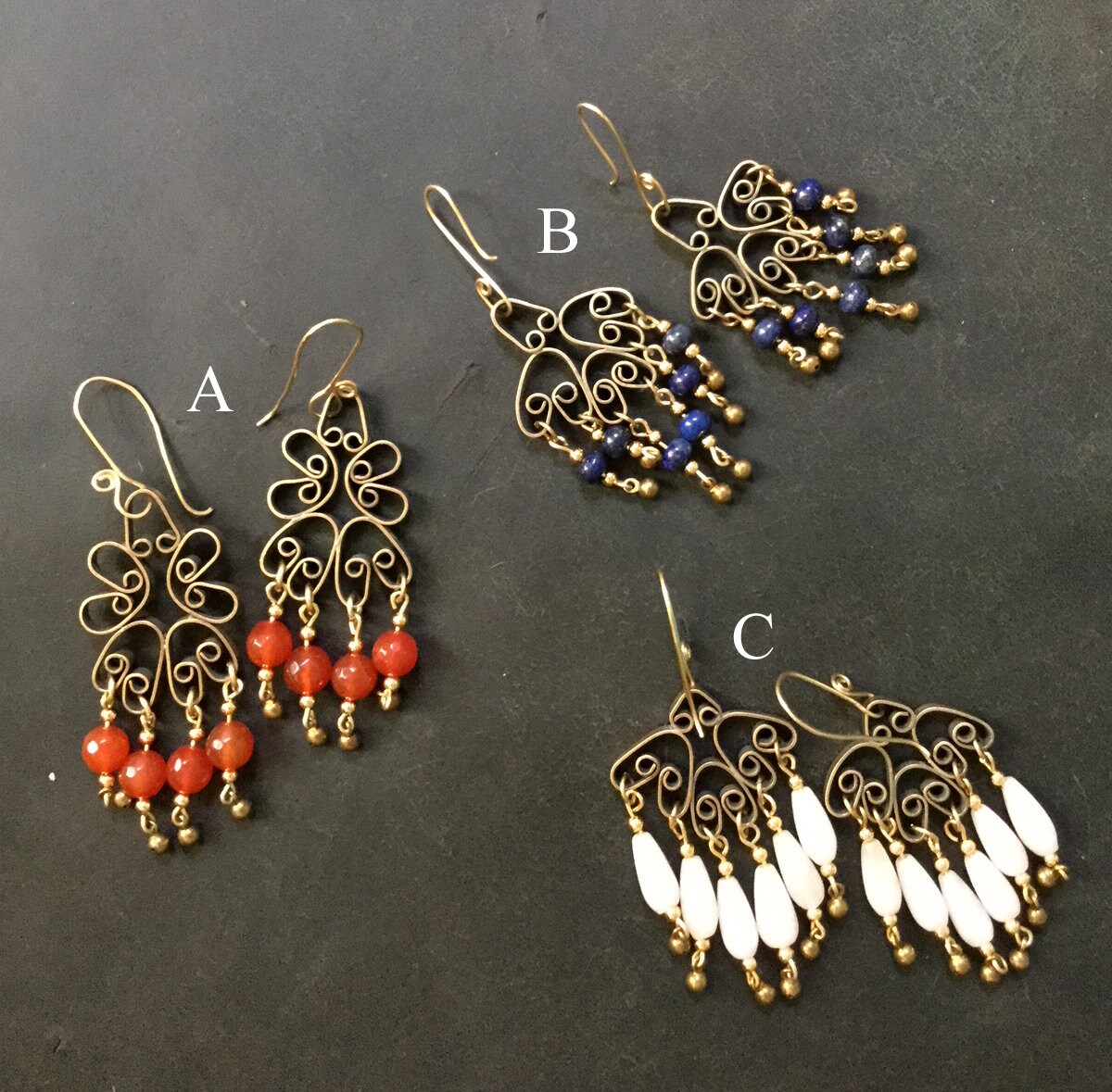 Lange Messing Hippie Filligree Ohrringe. B-Lapis, A-Karneol, C-Rosenquarz von HoorahUSA
