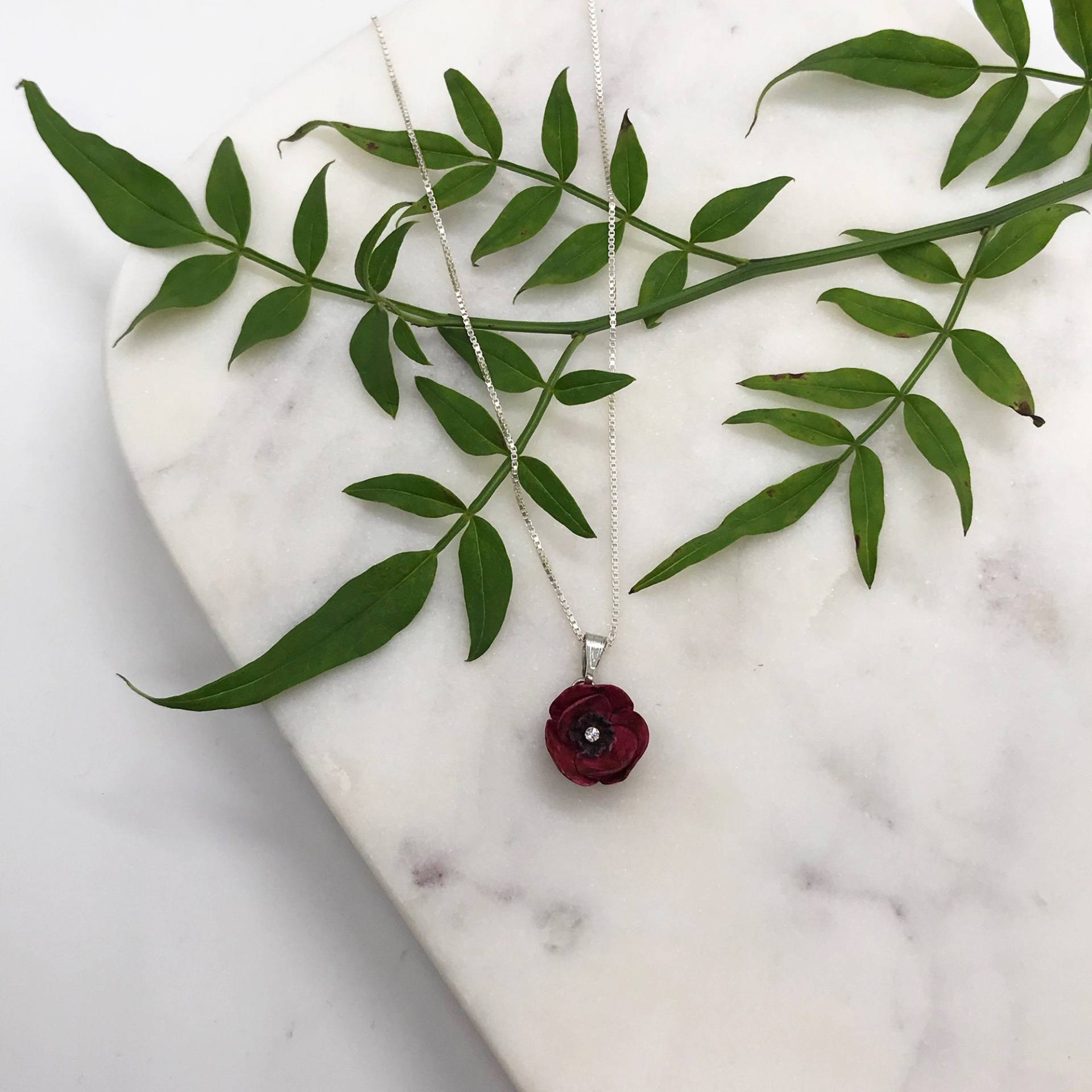 Handgemachte Porzellan-Mohnblumen-Halskette, Swarovski-Kristall-Detail von HopSkipAndFlutter