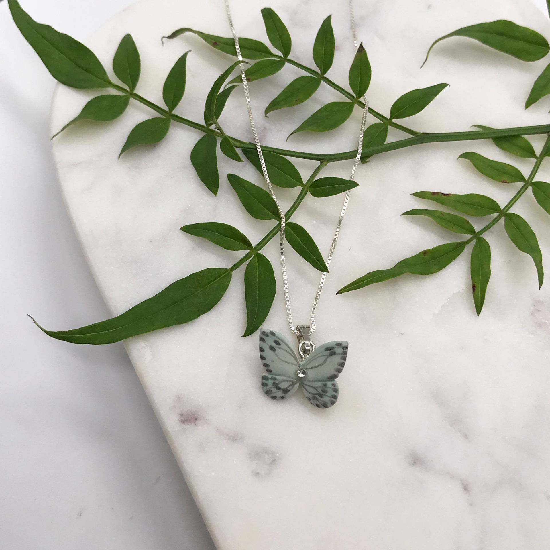 Handgemachte Porzellan Schmetterling Halskette, Hellblau Anhänger, Sterling Silber Kette von HopSkipAndFlutter