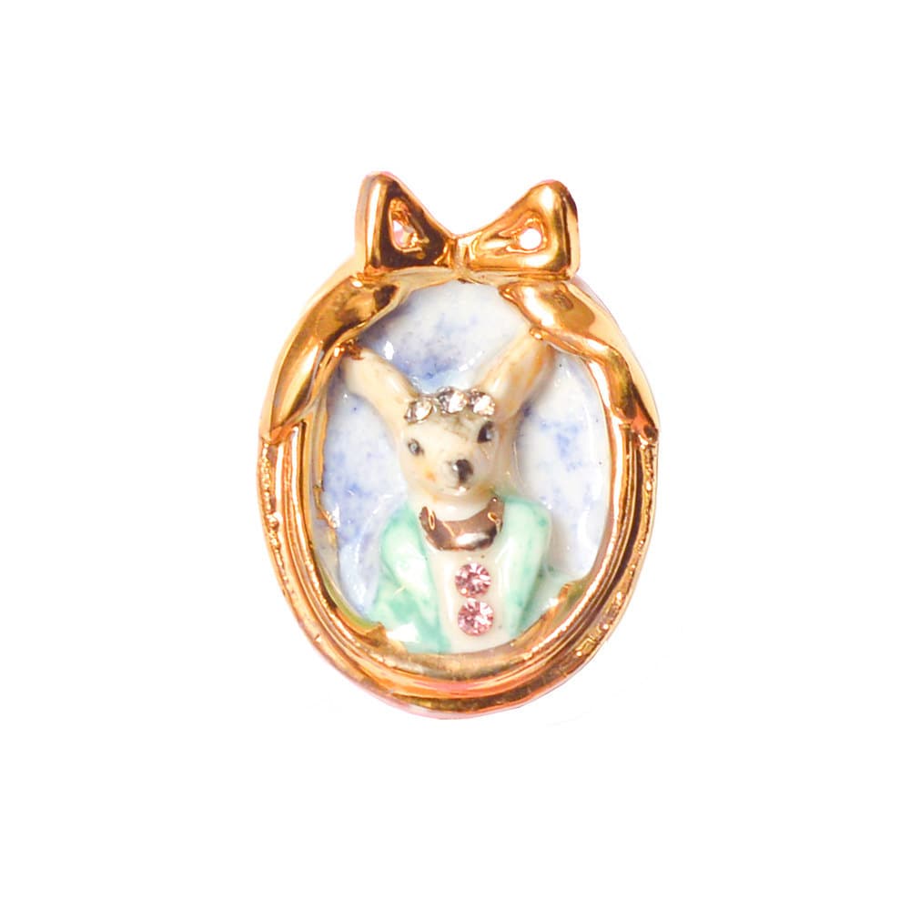 Kleine Porzellan Chihuahua Dog Cameo Brosche/ Ovale Form Brosche/Hunde Kamee Wunderland Hund von HopSkipAndFlutter